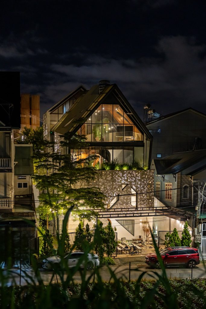 **🏡 NẮP ẤM HOMESTAY ĐÀ LẠT – 9PN, 36 KHÁCH, BBQ, CHỈ 8 TRIỆU/ĐÊM**.