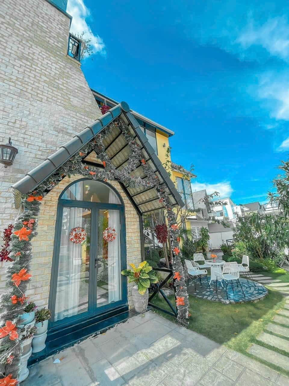 Villa Đà Lạt 44 mang tông vàng chủ đạo, rực rỡ và ấn tượng, nổi bật giữa nền trời xanh. Thiết kế theo phong cách Châu Âu, tạo nên không gian tuyệt đẹp cho kỳ nghỉ của bạn.